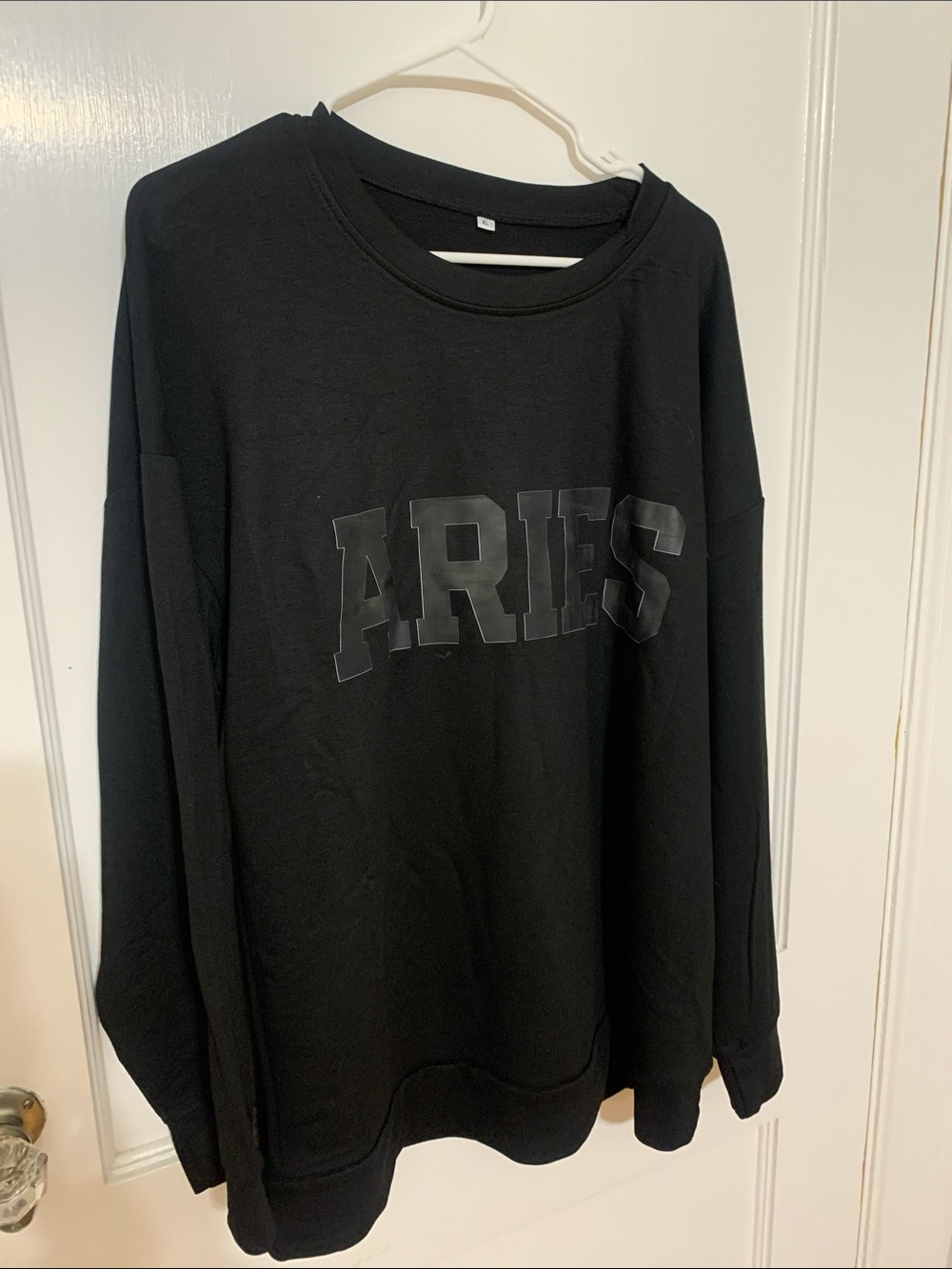 Womens XL Aries top pullover / Black Crewneck Sweatshirt
